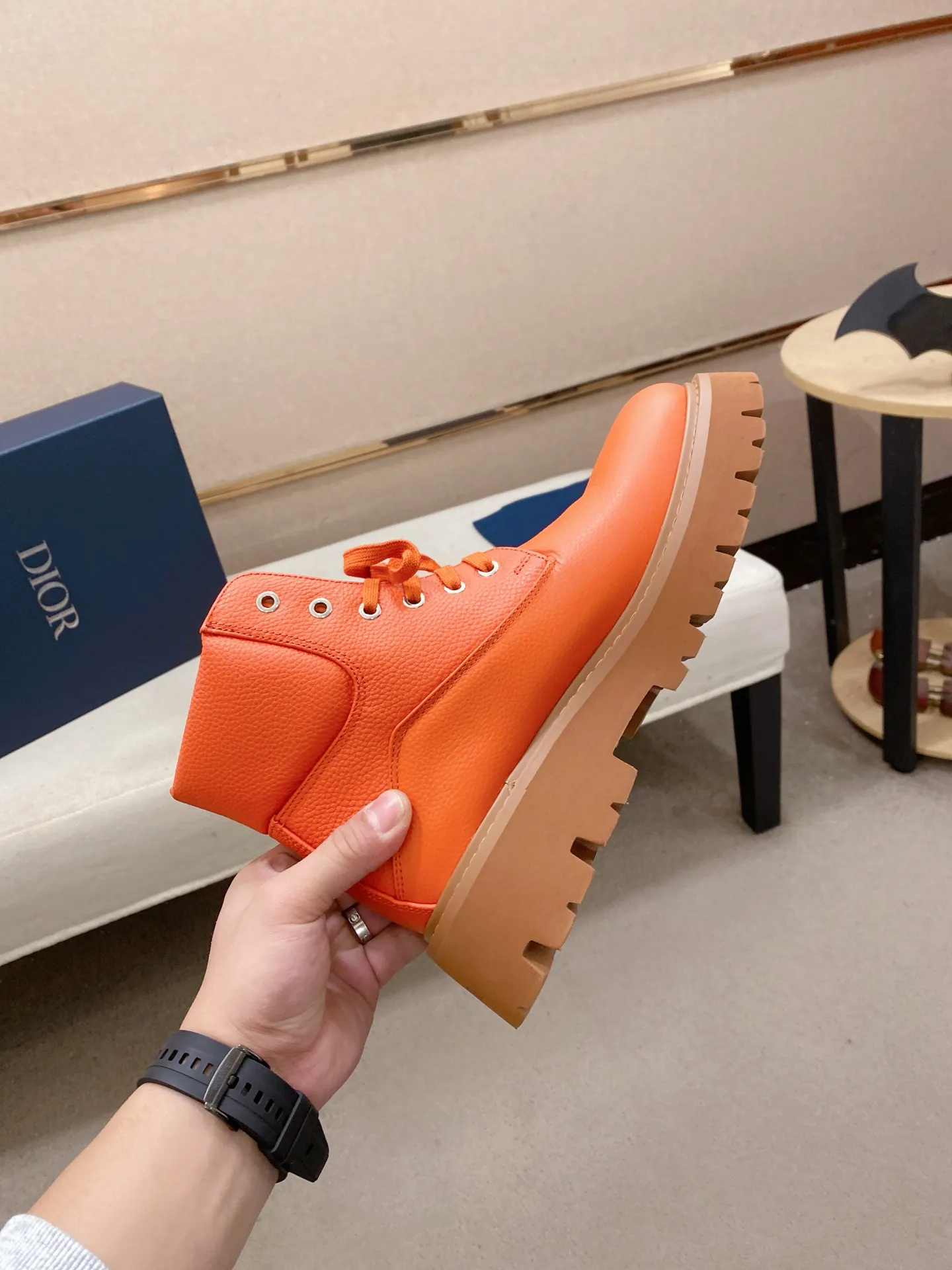 Factory price: 580💰 [Dior·Dior] New casual high-top men's shoes, new spring and summer design, perfect workmanship, lace-up lazy style to create wardrobe quality, upper: imported first-layer cowhide, high-grade sheepskin lining soft and comfortable, ultra-light TPU wear-resistant outsole, simple, versatile fashion men's shoes, excellent color code number 38-44. Customized at 45.46